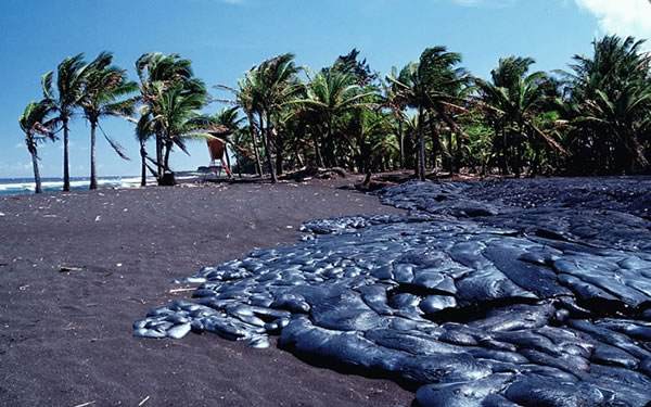 Hawaii có nhiều núi lửa trong đó núi Kilauea hoạt động khá thường xuyên. Do vậy tại bãi biển Kilauea, cát luôn có màu đen bởi ảnh hưởng của tro bụi từ núi lửa. Du khách tới đây sẽ được tận hưởng bãi tắm đẹp nhưng dè chừng, lo lắng núi lửa có thể phun trào bất cứ lúc nào.